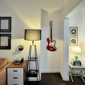 Urban Music Style Townhouse In Center Swansea